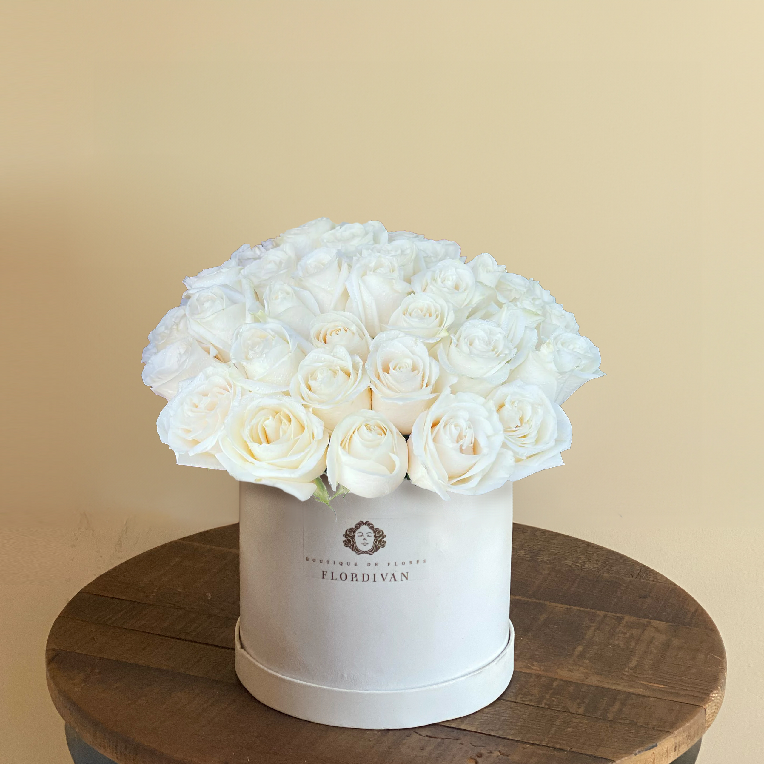 flordivan-caja-redonda-rosas-blanco