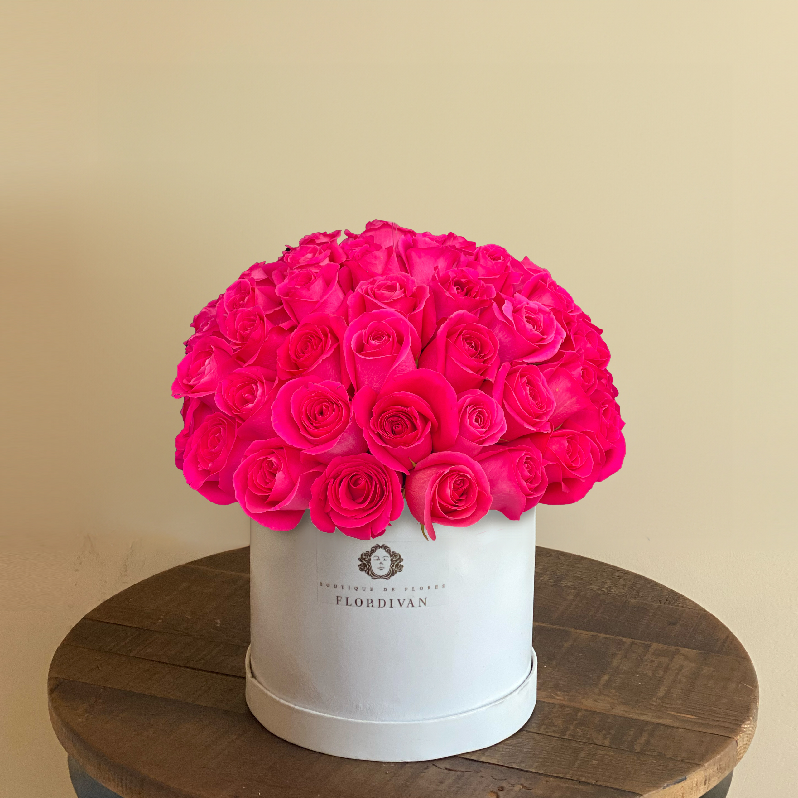 flordivan-caja-redonda-rosas-fucsia