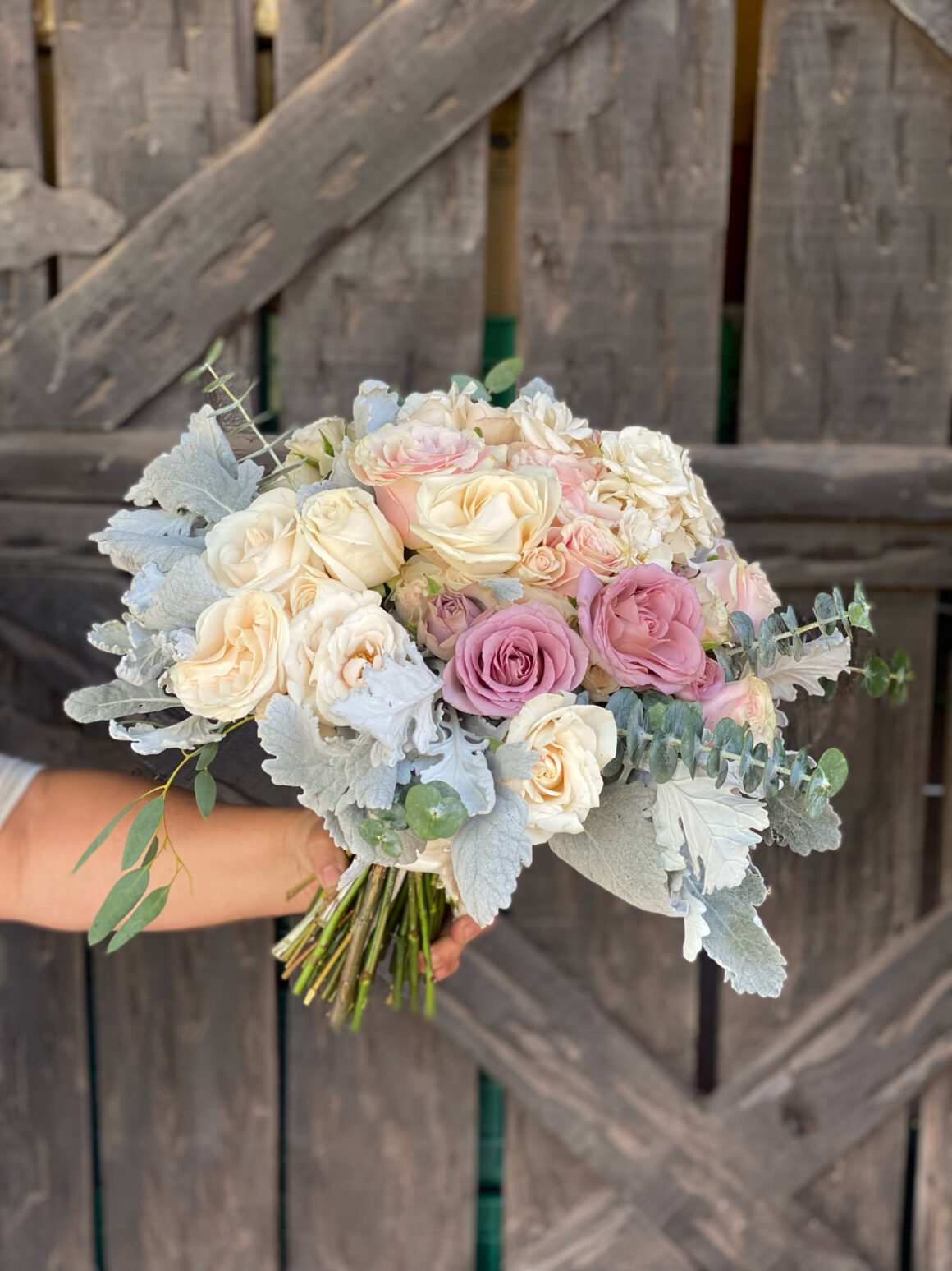 ramo-romantico-rosas-follajes Ramos para Novias de Verano