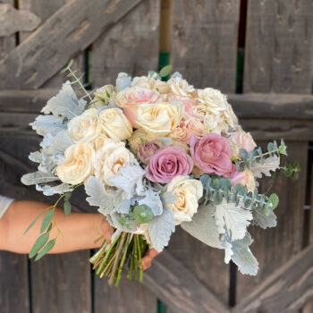 ramo-romantico-rosas-follajes Ramos para Novias de Verano