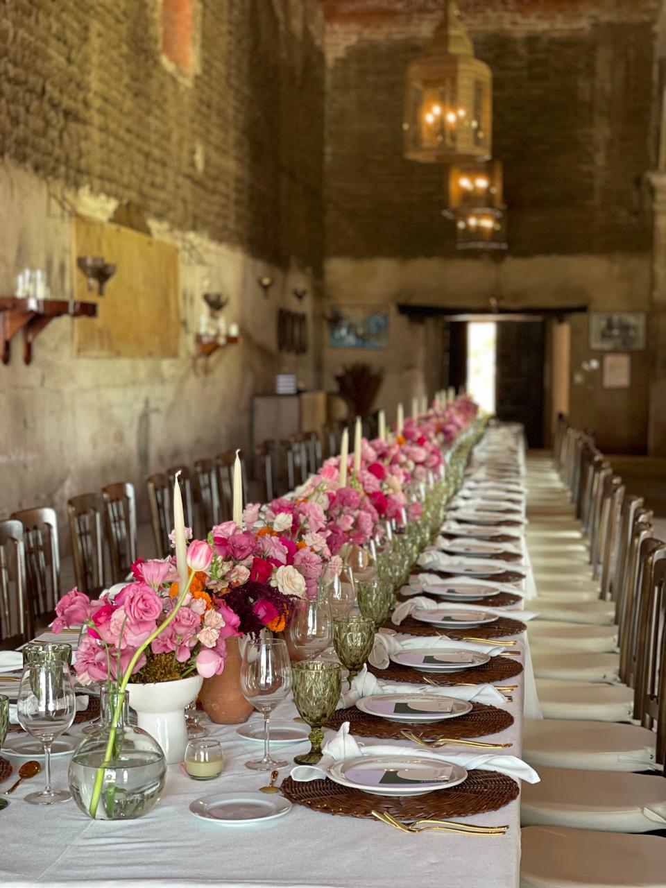 centros de mesa con rosas y amapolas